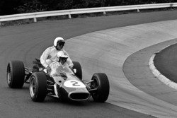 Denny Hulme ramène Jack Brabham