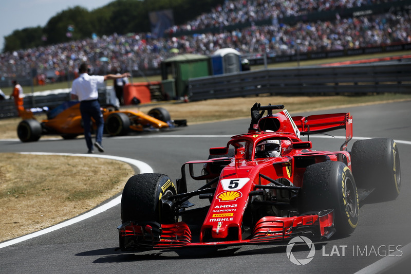 Winnaar Sebastian Vettel, Ferrari SF71H, op weg naar Parc Ferme