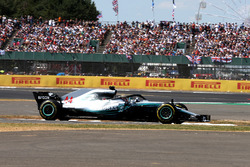 Lewis Hamilton, Mercedes-AMG F1 W09 startta spin atıyor