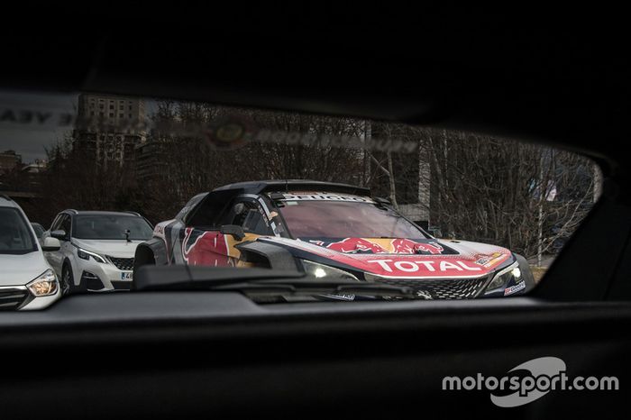 Carlos Sainz, Lucas Cruz, Peugeot Sport en las calles de Madrid