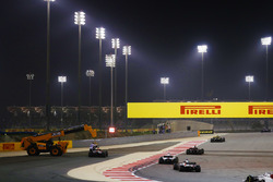 Des commissaires s'occupent de la voiture de Daniel Ricciardo, Red Bull Racing RB14 Tag Heuer, alors Carlos Sainz Jr., Renault Sport F1 Team R.S. 18, Marcus Ericsson, Sauber C37 Ferrari, Lance Stroll, Williams FW41 Mercedes, et Romain Grosjean, Haas F1 Team VF-18 Ferrari, passent