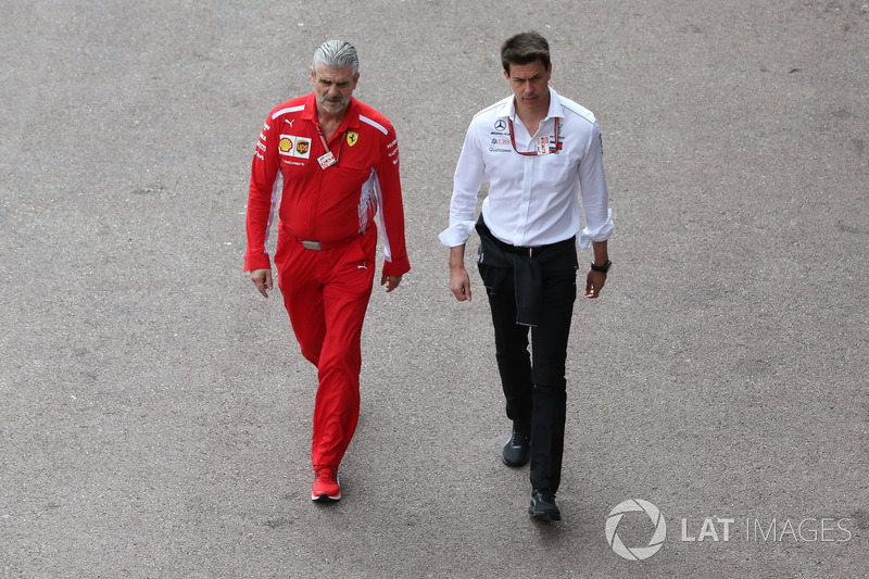 Maurizio Arrivabene, Team Principal, Ferrari, with Toto Wolff, Executive Director (Business), Mercedes AMG