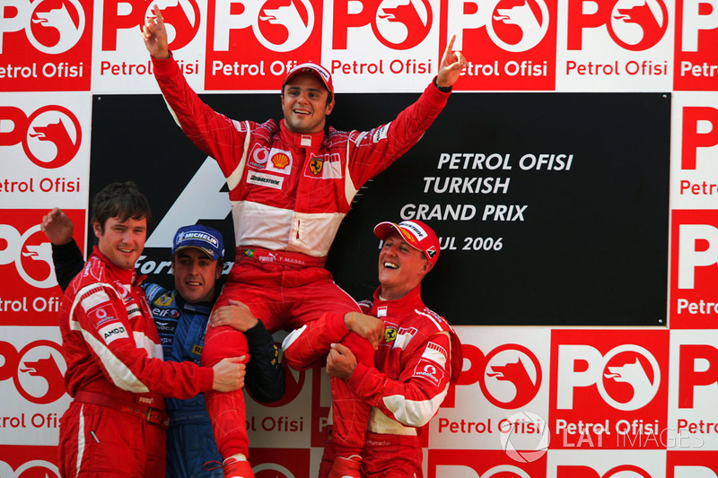 Podium: racewinnaar Felipe Massa, Ferrari, tweede plaats Fernando Alonso, Renault, derde plaats Mich