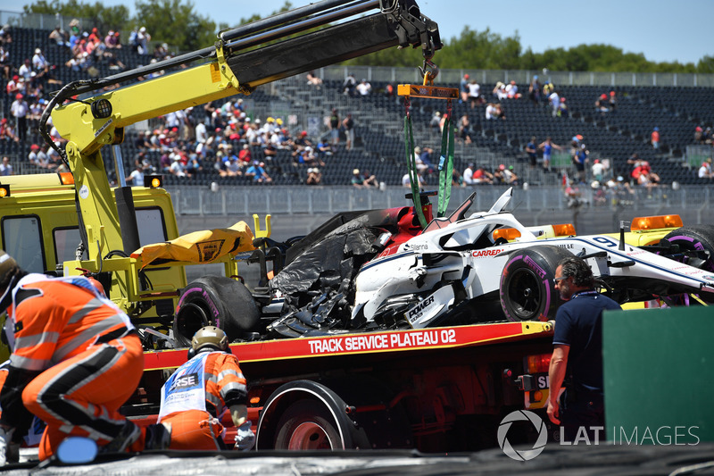 The crashed car of Marcus Ericsson, Sauber C37 is recovered in FP1