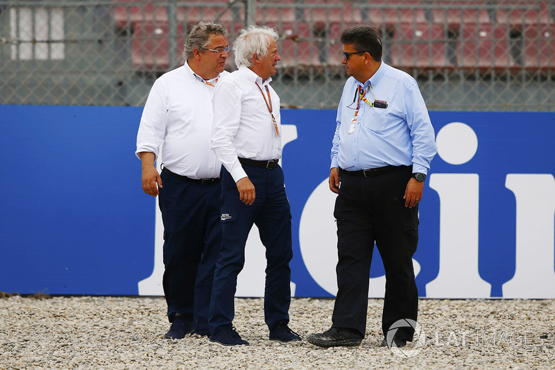 Charlie Whiting, Director de Carrera, FIA, inspecciona el daño a las barreras causadas por Brendon Hartley, Toro Rosso STR13