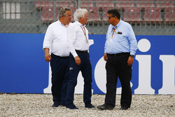 Charlie Whiting, Race Director, FIA, inspect damage to barriers caused by Brendon Hartley, Toro Rosso STR13