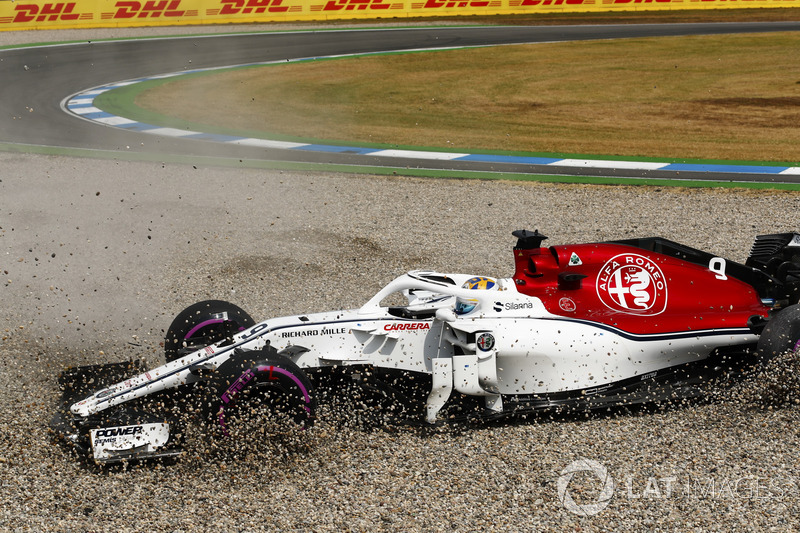 Marcus Ericsson, Sauber C37, spins into a gravel trap in qualifying