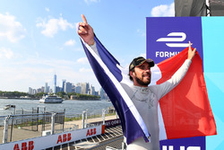 Жан-Ерік Вернь (Techeetah) святкує на подіумі після виграшу чемпіонського тиутулу