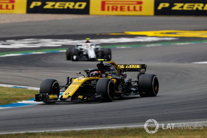 Carlos Sainz Jr., Renault Sport F1 Team R.S. 18, delante de Charles Leclerc, Sauber C37
