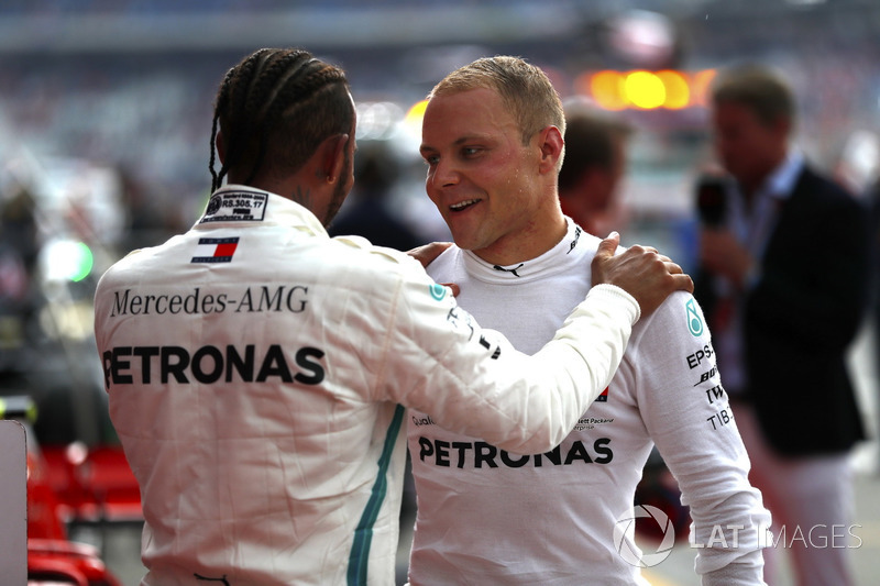 Lewis Hamilton, Mercedes AMG F1, con Valtteri Bottas, Mercedes AMG F1