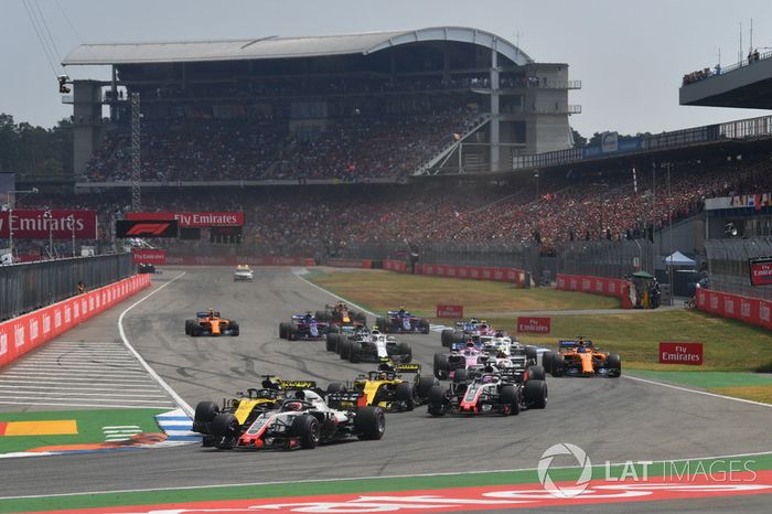 Kevin Magnussen, Haas F1 Team VF-18 y  Nico Hulkenberg, Renault Sport F1 Team R.S. 18 en la salida