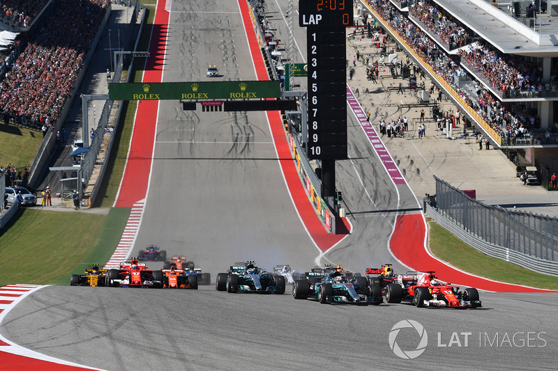 Sebastian Vettel, Ferrari SF70H y Lewis Hamilton, Mercedes-Benz F1 W08 al inicio