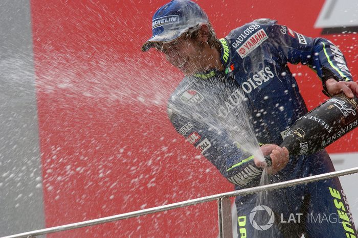 Podio: 1º Valentino Rossi, 2º Max Biaggi, Alex Barros