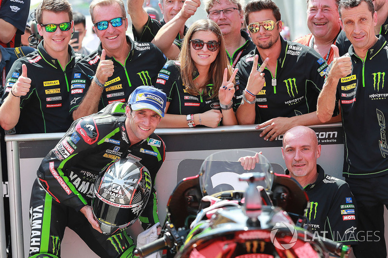 Johann Zarco também chegou a ficar na frente, mas foi superado no final por...