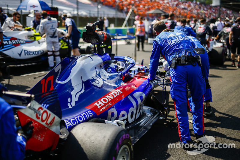Pierre Gasly, Toro Rosso STR13 en la parrilla