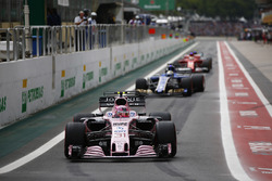 Esteban Ocon, Sahara Force India F1 VJM10, Marcus Ericsson, Sauber C36