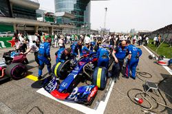 El equipo de Toro Rosso prepara el coche de Pierre Gasly, Toro Rosso STR13 Honda, en la parrilla
