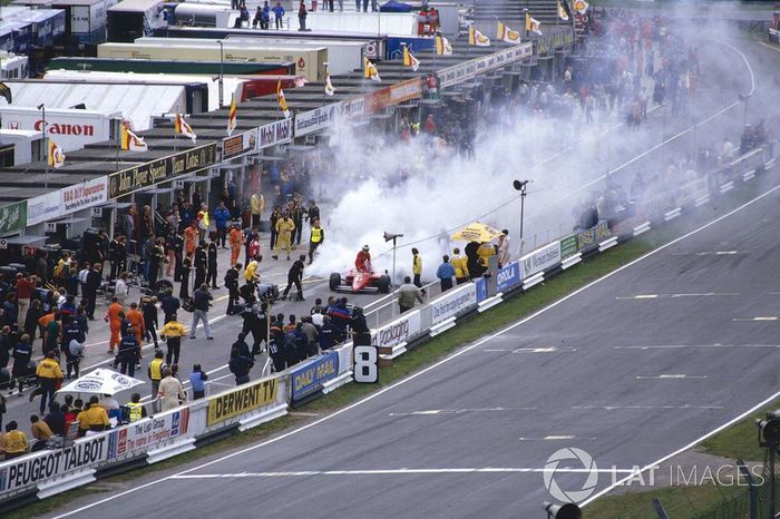 Michele Alboreto, Ferrari 156/85 se retira de la carrera por fuego en el turbo.