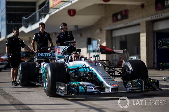 Mecánicos con el Mercedes-Benz F1 W08  en pit lane
