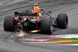 Max Verstappen, Red Bull Racing RB14, vonken