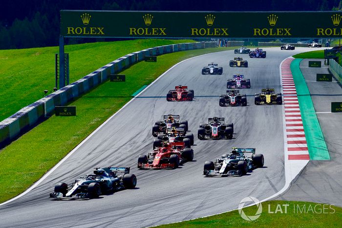 Lewis Hamilton, Mercedes-AMG F1 W09 en la salida