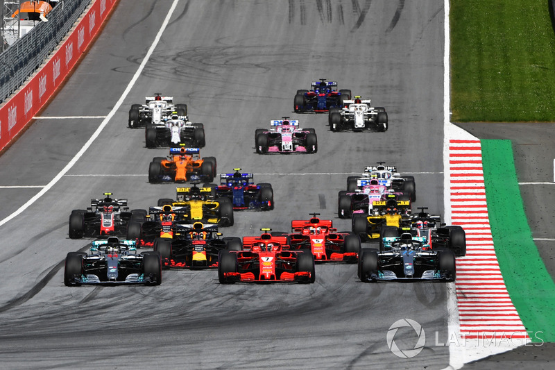 Lewis Hamilton, Mercedes-AMG F1 W09, Valtteri Bottas, Mercedes-AMG F1 W09 y Kimi Raikkonen, Ferrari SF71H, luchan al inicio de la carrera