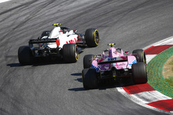 Kevin Magnussen, Haas F1 Team VF-18, battles with Esteban Ocon, Force India VJM11