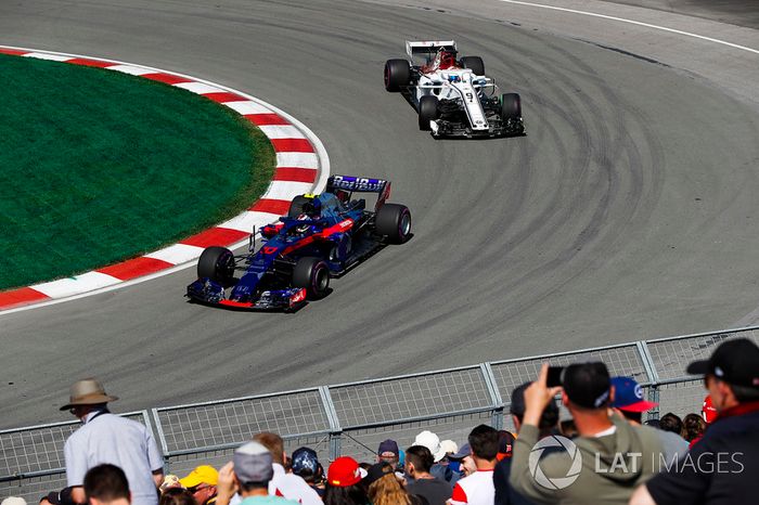 Pierre Gasly, Toro Rosso STR13, y Marcus Ericsson, Sauber C37