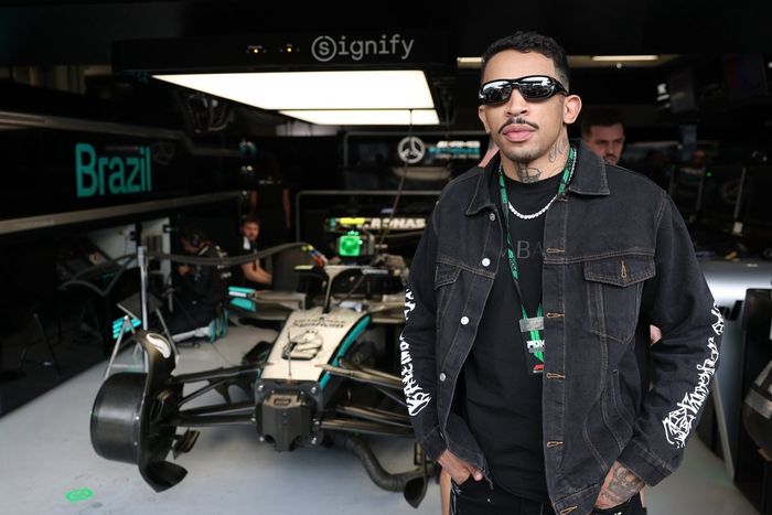 Carlos Prates visits the Mercedes AMG F1 Team garage