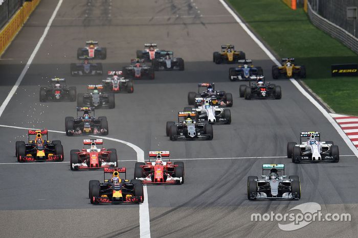Daniel Ricciardo, Red Bull Racing RB12 y Nico Rosberg, Mercedes AMG F1 Team W07 lidera al inicio de la carrera