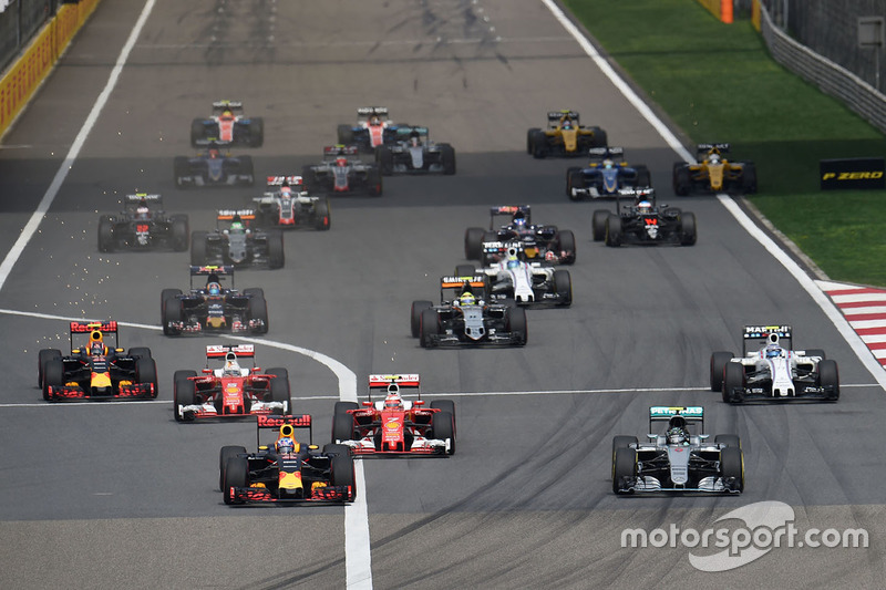 Daniel Ricciardo, Red Bull Racing RB12 en Nico Rosberg, Mercedes AMG F1 Team W07 bij de start