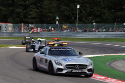 Nico Rosberg, Mercedes AMG F1 W07 Hybrid al comando dietro alla Safety Car FIA
