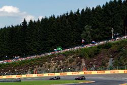 Sergio Perez, Sahara Force India F1 VJM09 y Fernando Alonso, McLaren MP4-31
