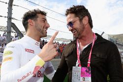 Gerard Butler, actor habla con Daniel Ricciardo, Red Bull Racing