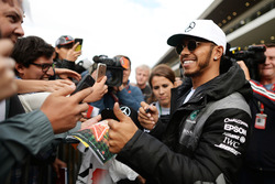 Льюїс Хемілтон, Mercedes AMG F1 підписує автографи для шанувальників