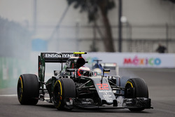 Jenson Button, McLaren MP4-31 se bloquea en la frenada