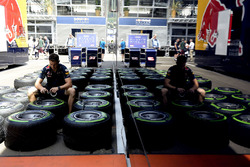Механик Red Bull Racing с шинами Pirelli