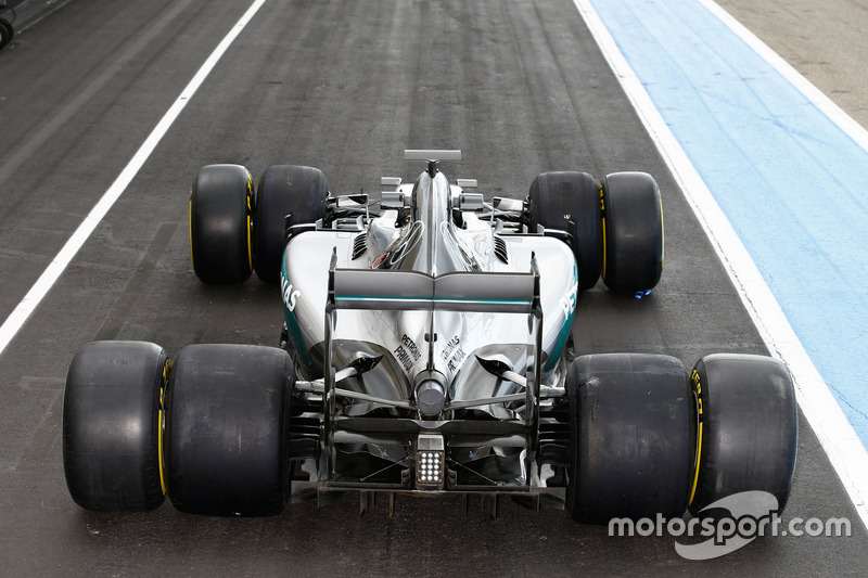 Mercedes AMG F1 W06 Hybrid avec des pneus Pirelli 2017 et 2016