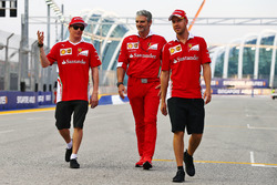 Kimi Räikkönen, Ferrari, mit Teamchef Maurizio Arrivabene und Sebastian Vettel, Ferrari