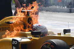 Das brennende Auto von Kevin Magnussen, Renault Sport F1 Team RS16