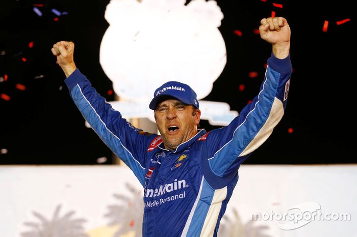 Elliott Sadler fez o mesmo pela Xfinity Series em Kentucky.