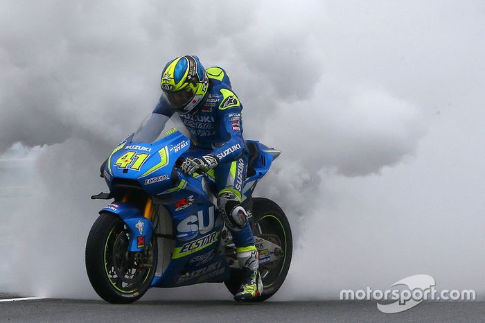 Aleix Espargaro, Team Suzuki MotoGP con la moto en fuego