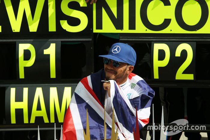 Ganador de la carrera Lewis Hamilton, Mercedes AMG F1 celebra con el equipo
