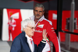 (Da sx a dx): Bernie Ecclestone, con Maurizio Arrivabene, Team Principal Ferrari