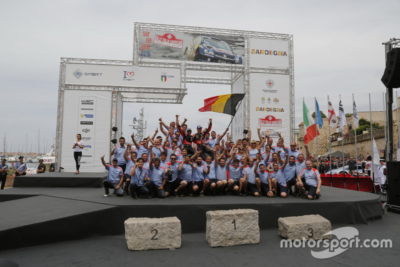 I vincitori Thierry Neuville, Nicolas Gilsoul, Hyundai i20 WRC, Hyundai Motorsport con il team
