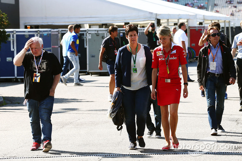 Norbert Vettel con esposa Heike Vettel y Britta Roeske, oficial de prensa de Ferrari