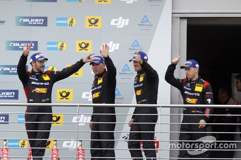 Podio: tercer lugar #88 Haribo Racing Team-AMG, Mercedes-AMG GT3: Uwe Alzen, Lance David Arnold; Max