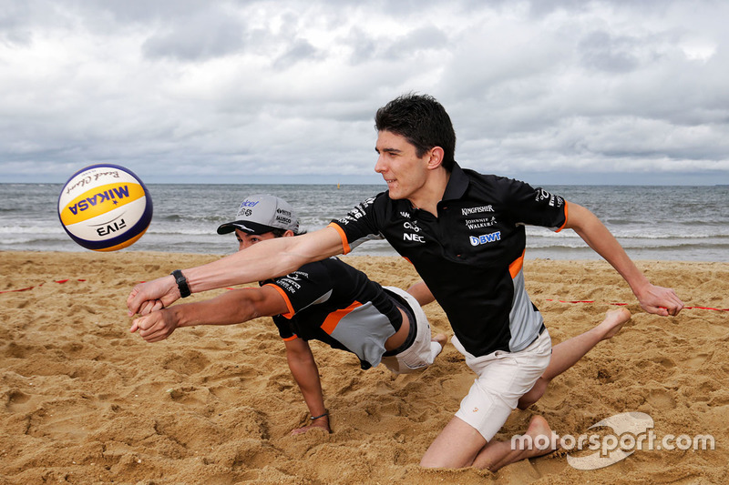 Sergio Pérez, Sahara Force India F1 y Esteban Ocon, Sahara Force India F1 juegan voleibol en la playa de Brighton