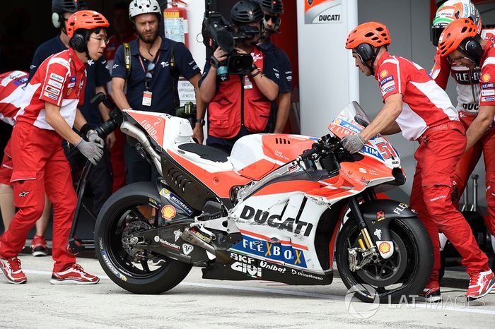 La llanta ponchada de Michele Pirro, Ducati Team