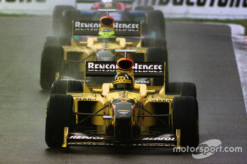 Damon Hill, Jordan 198 Mugen-Honda leads Ralf Schumacher, Jordan 198 Mugen-Honda and Jean Alesi, Sau